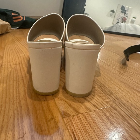 White mule heels - Picture 2 of 4